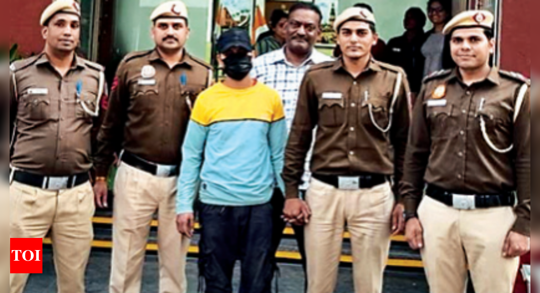 Cops brave bullets, foil bank robbery in Delhi | Delhi News