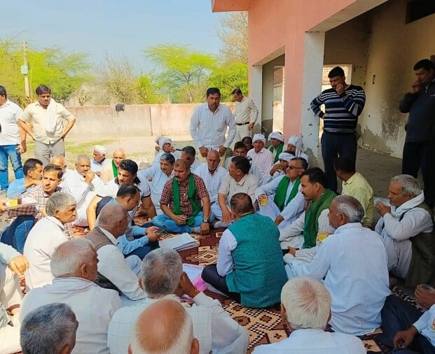 फोटो 12: तुर्कपुर गांव में राजस्व विभाग के कर्मचारियों की कार्रवाई का विरोध जताने पहुंचे किसान।