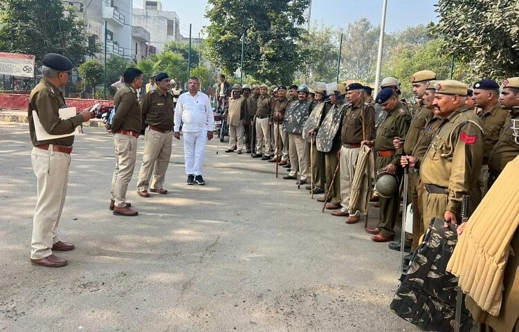 फोटो 35- गोहाना रेलवे स्टेशन पर तैनात पुलिस कर्मी। संवाद